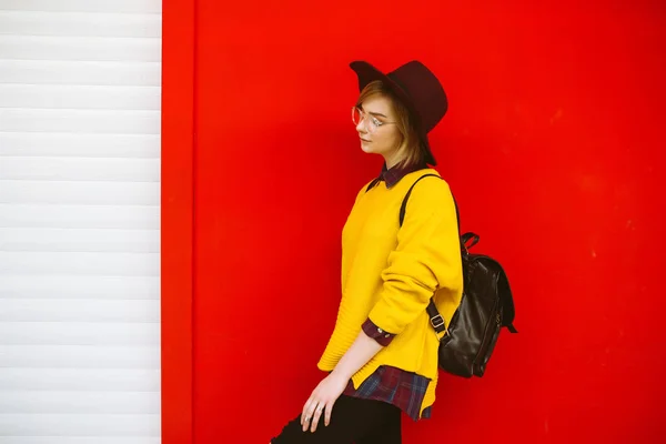 Söt Ung Kvinna Modell Poserar Över Tom Färgglad Röd Bakgrund — Stockfoto