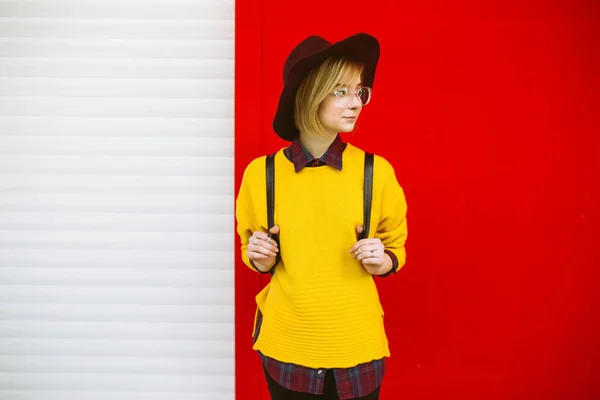 Modelo Muito Jovem Posando Sobre Fundo Vermelho Colorido Vazio Hipster — Fotografia de Stock