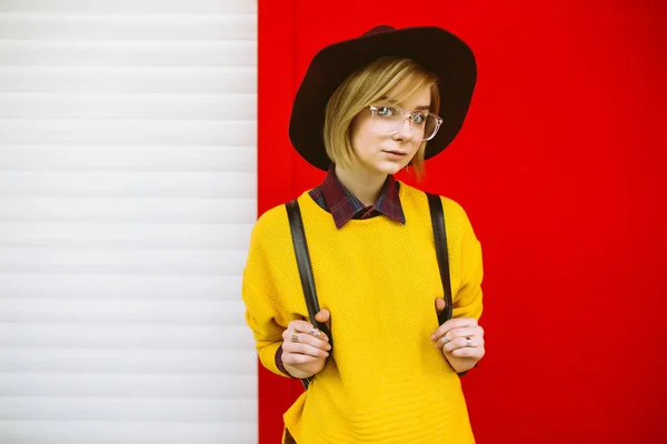 Modelo Muito Jovem Posando Sobre Fundo Vermelho Colorido Vazio Hipster — Fotografia de Stock