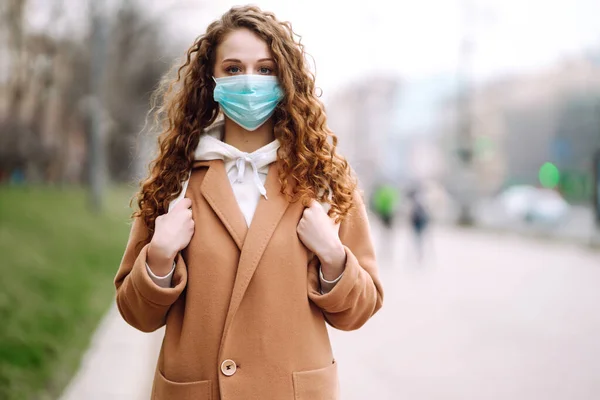 Mädchen Mit Steriler Schutzmaske Auf Dem Gesicht Auf Der Straße — Stockfoto