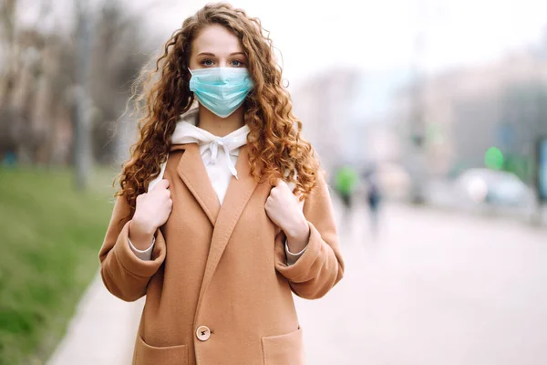 Menina Máscara Médica Estéril Protetora Seu Rosto Rua Mulher Usar — Fotografia de Stock