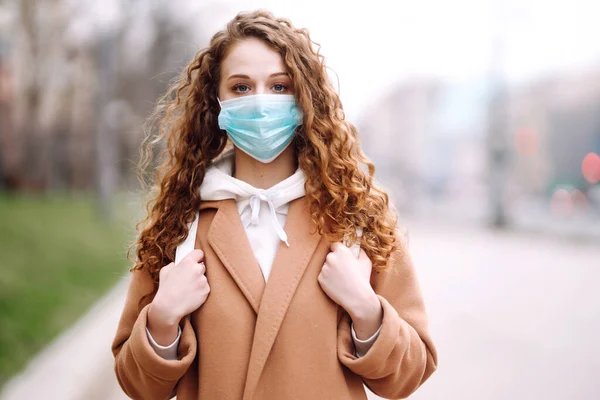 Menina Máscara Médica Estéril Protetora Seu Rosto Rua Mulher Usar — Fotografia de Stock