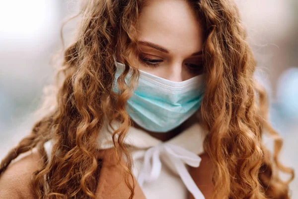 Menina Máscara Médica Estéril Protetora Seu Rosto Rua Mulher Usar — Fotografia de Stock