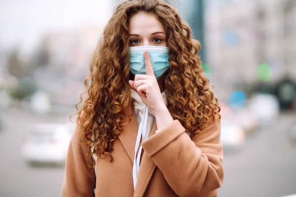 Ragazza Maschera Medica Sterile Protettiva Sul Viso Mostra Gesto Shh — Foto Stock