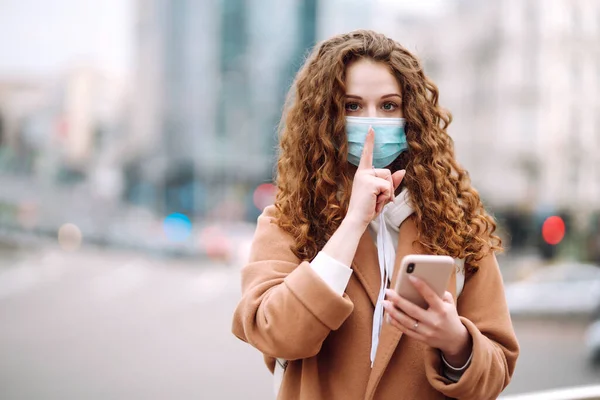 Menina Máscara Médica Estéril Protetora Seu Rosto Mostra Gesto Shh — Fotografia de Stock