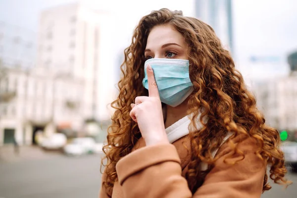 소독되지 의료용 마스크를 소녀가 표정을 있습니다 전염병의 확산을 예방하고 도시에서 — 스톡 사진