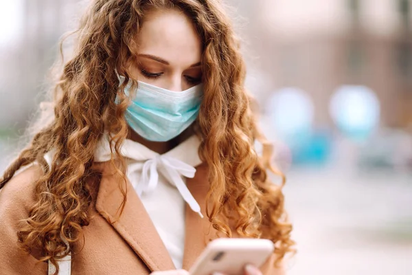 Menina Máscara Médica Estéril Protetora Rosto Com Telefone Quarentena Uma — Fotografia de Stock