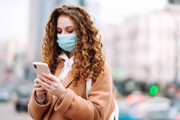 Menina Máscara Médica Estéril Protetora Rosto Com Telefone Quarentena Uma — Fotografia de Stock