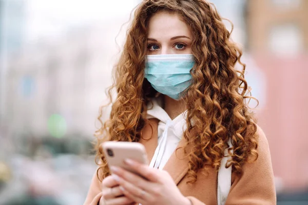 Menina Máscara Médica Estéril Protetora Rosto Com Telefone Quarentena Uma — Fotografia de Stock