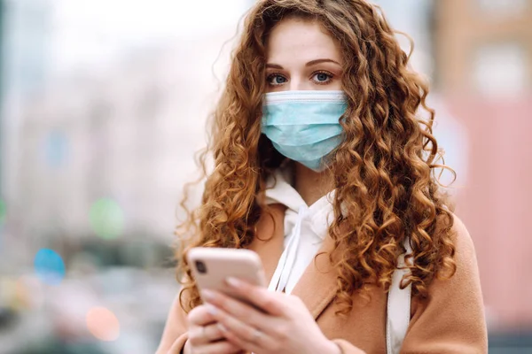 Yüzünde Karantina Şehrinde Bir Telefonla Steril Tıbbi Maske Takan Bir — Stok fotoğraf