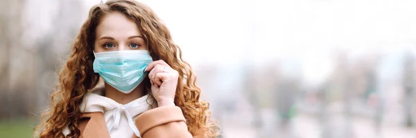 Longa Borda Menina Máscara Médica Estéril Protetora Seu Rosto Rua — Fotografia de Stock