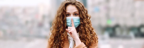 Borda Longe Girl Máscara Médica Estéril Protetora Seu Rosto Mostra — Fotografia de Stock