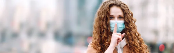 脸上戴着无菌防护口罩的女孩摆出一个手势 在检疫城市预防疫病传播和治疗大肠病毒大流行的概念 — 图库照片