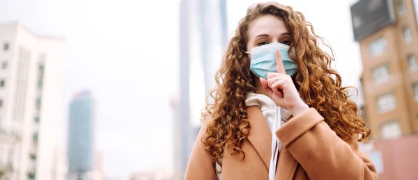 Borda Longe Girl Máscara Médica Estéril Protetora Seu Rosto Mostra — Fotografia de Stock