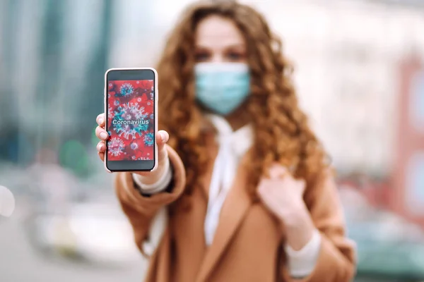 Yüzünde Steril Tıbbi Maske Takan Kız Telefonu Karantina Şehrinde Tutuyor — Stok fotoğraf