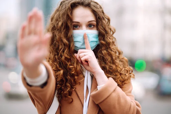 Mulher Saudável Azul Máscara Protetora Médica Mostrando Parada Gesto Uma — Fotografia de Stock