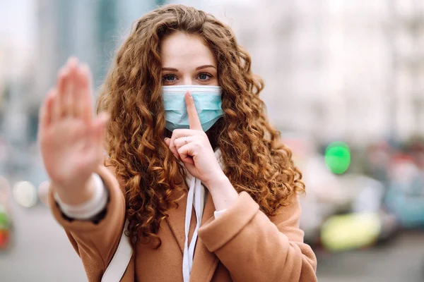 Mujer Sana Con Máscara Protectora Médica Azul Que Muestra Gesto —  Fotos de Stock