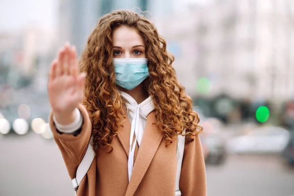 Mulher Saudável Azul Máscara Protetora Médica Mostrando Parada Gesto Uma — Fotografia de Stock