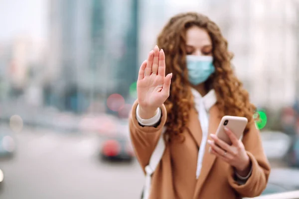 Durdurma Işareti Yüzünde Steril Tıbbi Maskeli Bir Kadın Coronavirus Salgınını — Stok fotoğraf