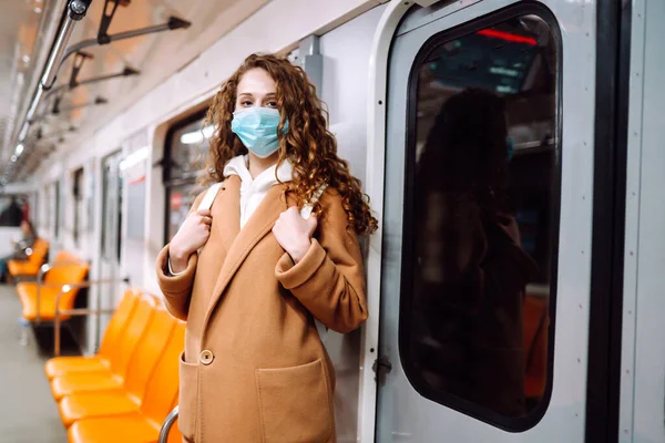 在地铁车厢里戴着无菌防护口罩的女孩女用面罩 在检疫城市防止病毒感染 大流行 疾病爆发和流行 — 图库照片