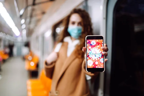 Flicka Skyddande Steril Medicinsk Mask Ansiktet Håller Telefonen Tunnelbanan Bilen — Stockfoto