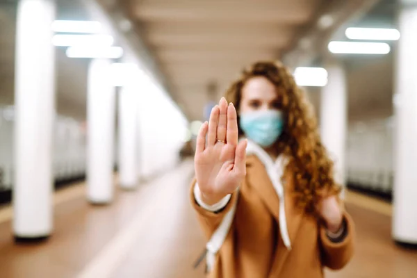 Señal Mano Mujer Con Una Máscara Médica Estéril Cara Muestra — Foto de Stock