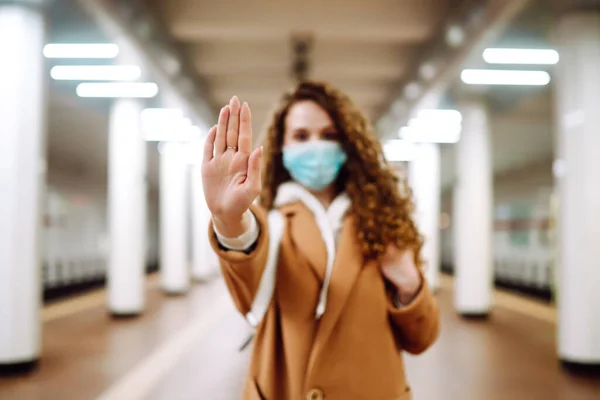 Mão Parar Sinal Mulher Com Uma Máscara Médica Estéril Rosto — Fotografia de Stock