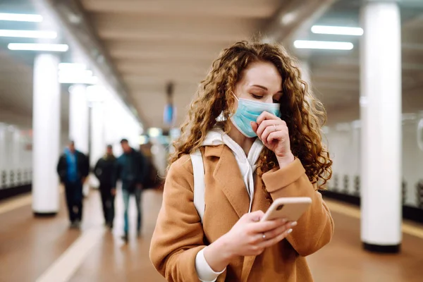 지하철 역에서 마스크를 기침을 여성들은 마스크를 착용하고 바이러스 감염으로부터 보호하고 — 스톡 사진