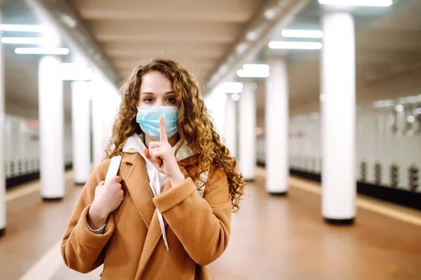 Ragazza Maschera Medica Sterile Protettiva Sul Viso Mostra Gesto Shh — Foto Stock