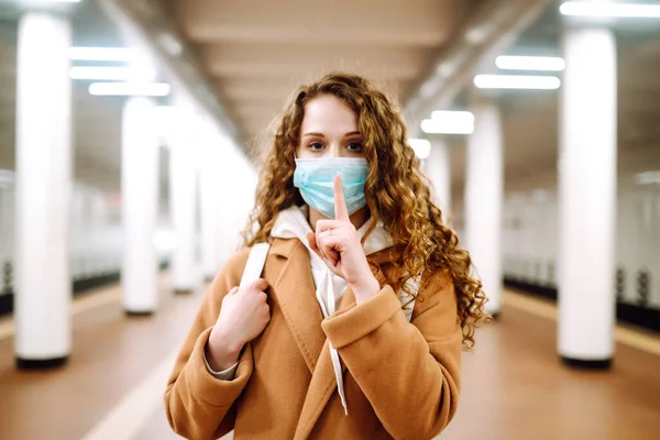 Menina Máscara Médica Estéril Protetora Seu Rosto Mostra Gesto Shh — Fotografia de Stock