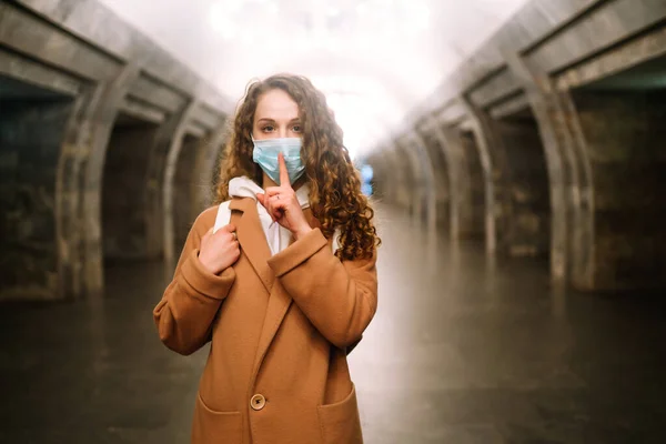 Chica Con Máscara Médica Estéril Protectora Cara Estación Metro Vacía — Foto de Stock