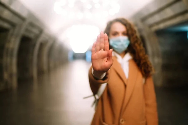 Pige Beskyttende Steril Medicinsk Maske Hendes Ansigt Tom Metrostation Kvinde - Stock-foto
