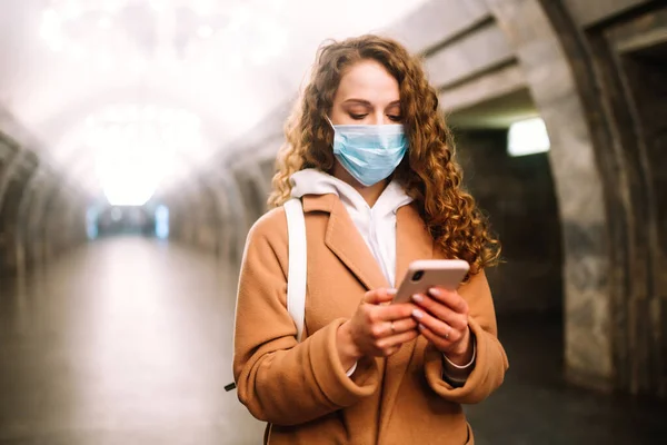 Flicka Skyddande Steril Medicinsk Mask Ansiktet Tom Tunnelbanestation Kvinna Bära — Stockfoto