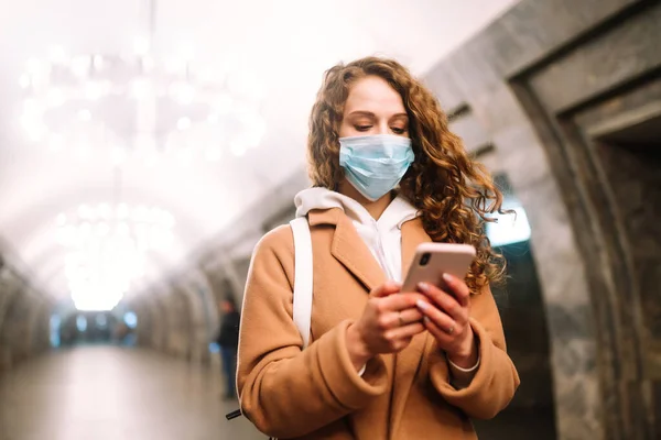 Flicka Skyddande Steril Medicinsk Mask Ansiktet Tom Tunnelbanestation Kvinna Bära — Stockfoto