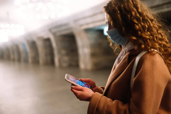 Flicka Skyddande Steril Medicinsk Mask Ansiktet Tom Tunnelbanestation Kvinna Bära — Stockfoto