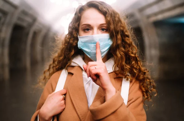 Menina Máscara Médica Estéril Protetora Seu Rosto Estação Metrô Vazia — Fotografia de Stock