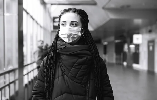 Kızın Koruyucu Steril Tıbbi Maske Karantina Bölgesinde Siyah Beyaz Fotoğrafı — Stok fotoğraf
