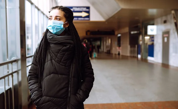 Karantina Şehrinde Yüzü Steril Tıbbi Maske Takmış Bir Kız Kadın — Stok fotoğraf