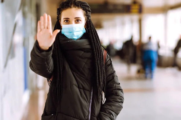 身穿蓝色医疗保护面罩的健康女性停止了姿势 一个手 一个停止标志 一个没有标志的停止在检疫城市 防止这一流行病蔓延的概念 — 图库照片