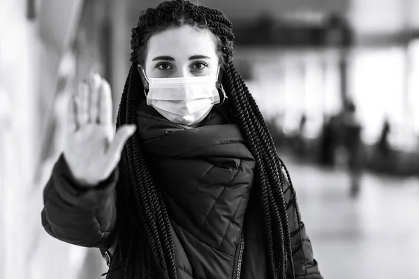 ジェスチャーを示す青い医療保護マスクの健康な女性が停止します 停止標識 隔離された都市の標識のない停止 流行の広がりを防ぐという概念 — ストック写真