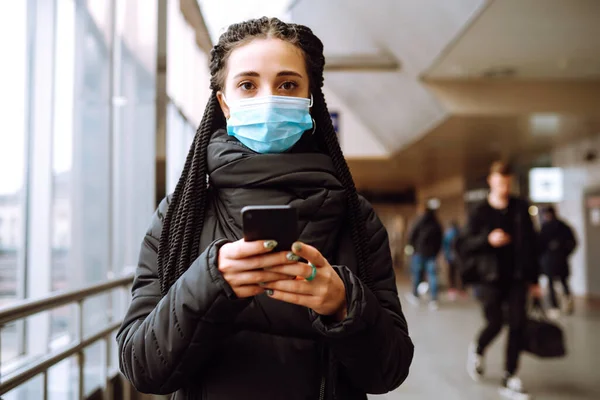 Pige Beskyttende Steril Medicinsk Maske Hendes Ansigt Med Telefon Karantæne - Stock-foto