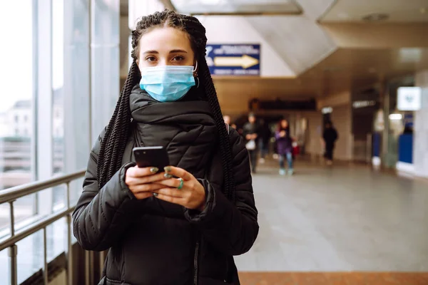 Chica Con Máscara Médica Estéril Protectora Cara Con Teléfono Ciudad — Foto de Stock