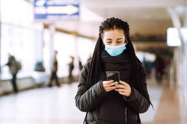 Gadis Dengan Masker Medis Steril Pelindung Wajahnya Dengan Telepon Kota — Stok Foto