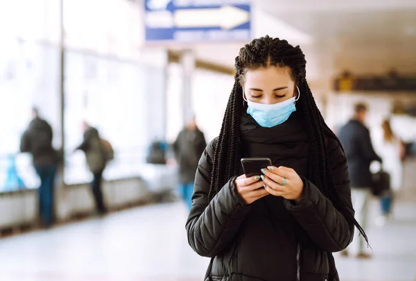 Flicka Skyddande Steril Medicinsk Mask Ansiktet Med Telefon Karantänen Kvinna — Stockfoto