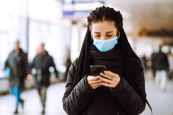 Menina Máscara Médica Estéril Protetora Rosto Com Telefone Quarentena Uma — Fotografia de Stock