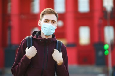Sokakta yüzünde steril tıbbi maske takan adamların portresi var. Salgının yayılmasını önleme ve koronavirüsü tedavi etme kavramı, karantina şehrinde salgın. Covid 19.
