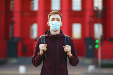 Sokakta yüzünde steril tıbbi maske takan adamların portresi var. Salgının yayılmasını önleme ve koronavirüsü tedavi etme kavramı, karantina şehrinde salgın. Covid 19.