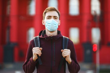 Sokakta yüzünde steril tıbbi maske takan adamların portresi var. Salgının yayılmasını önleme ve koronavirüsü tedavi etme kavramı, karantina şehrinde salgın. Covid 19.