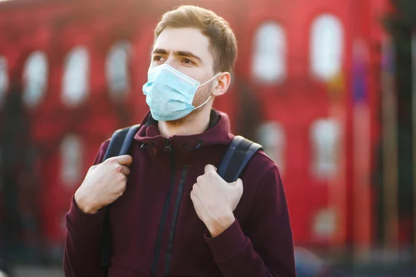 Retrato Homens Máscara Médica Estéril Protetora Seu Rosto Cidade Rua — Fotografia de Stock