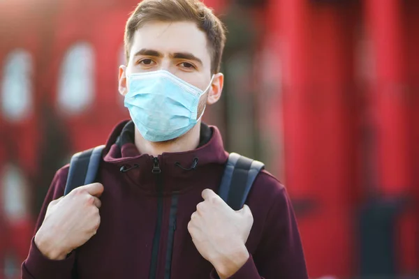 Ritratto Uomini Maschera Medica Sterile Protettiva Sul Viso Sulla Città — Foto Stock